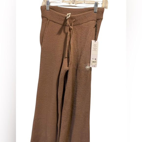 NWT Alo Yoga snuggle up short sleeve and pants set MUSHROOM Size XS - Picture 3 of 5